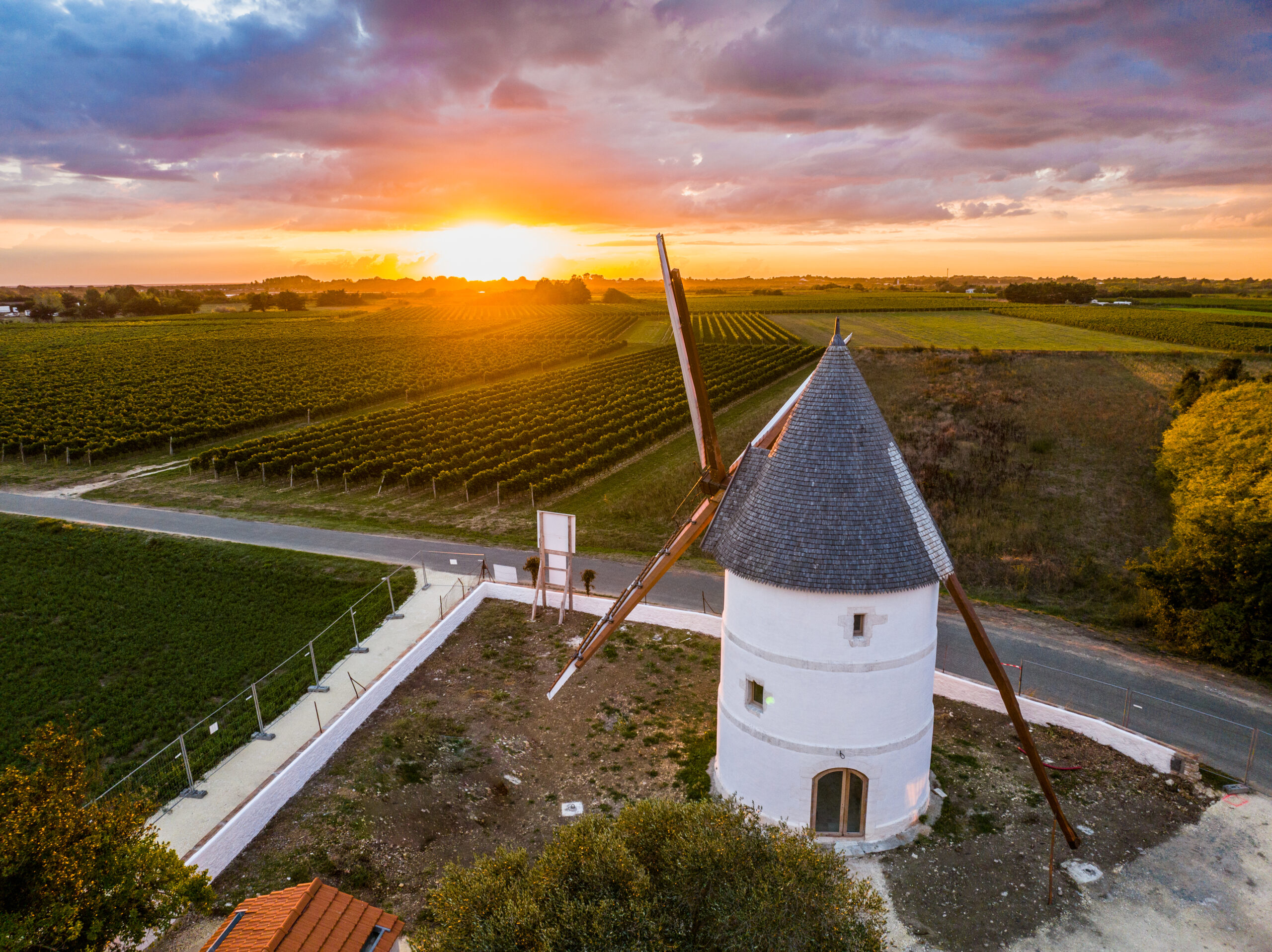 Vue_aerienne_du_moulin_de_La_Bree_au_coucher_du_soleil_46786