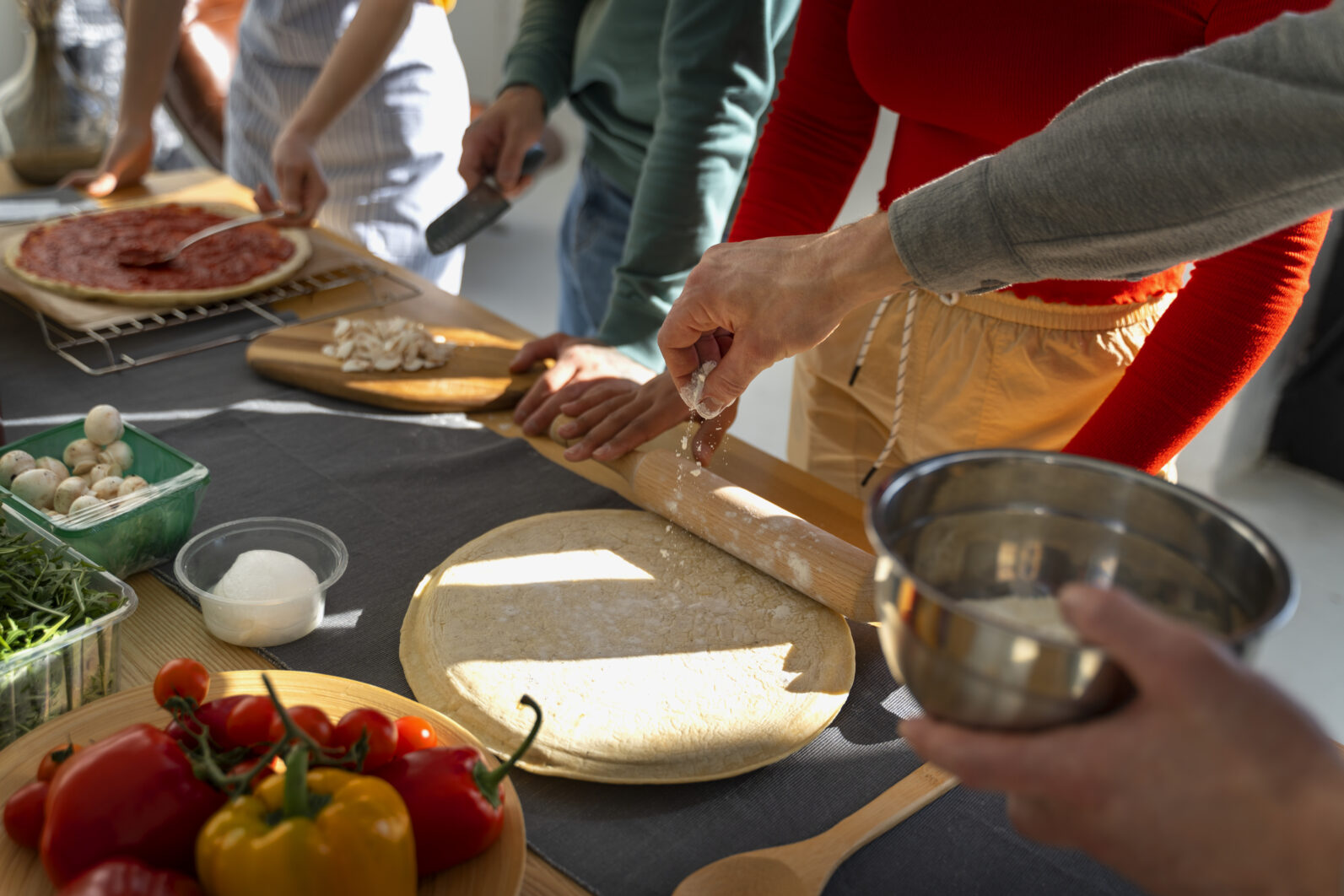 famille-a-angle-eleve-cuisinant-de-delicieuses-pizzas
