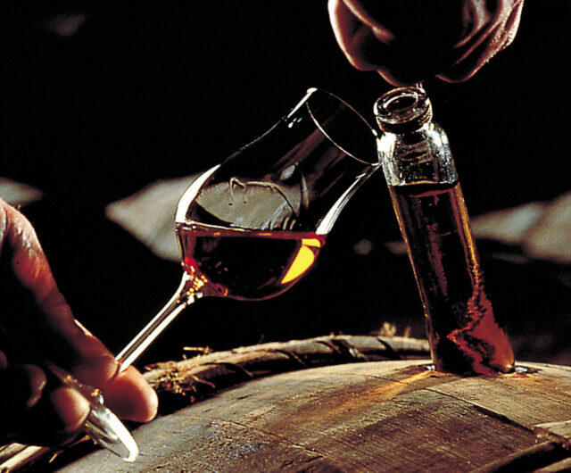 Degustation_fut_de_chene credit Ateliers Martron et Charentes Tourisme