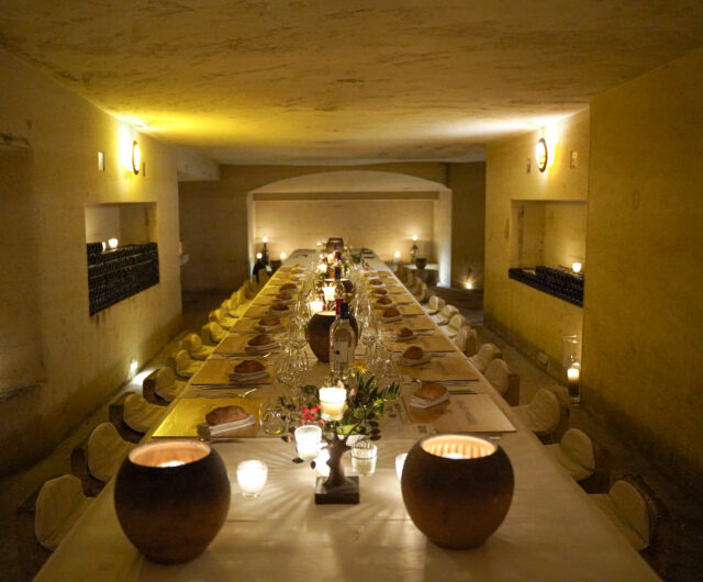 Festin Vigneron aux Chandelles dans les Caves Souterraines À la Table des Chevaliers la rivière