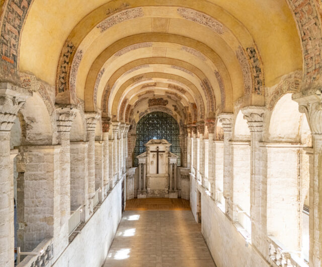 Eglise abbatiale du Ronceray, nef avec arcs doubleaux, peintures murales et chapiteaux romans