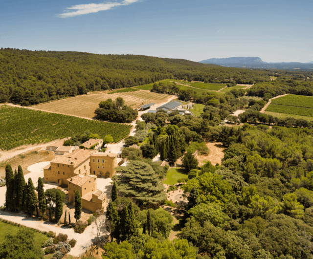 Vue-aerienne-Chateau-du-Seuil-avec-chateau